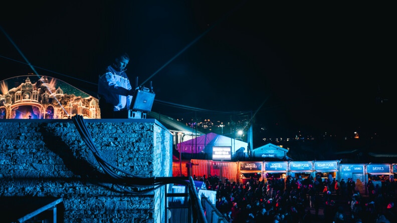 Gendarme opérateur de Lutte anti drone qui surveille son écran au festival Tomorrowland Winter.