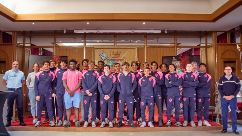 Les jeunes du Stade Français posent aux cotés de militaires de la Garde républicaine.