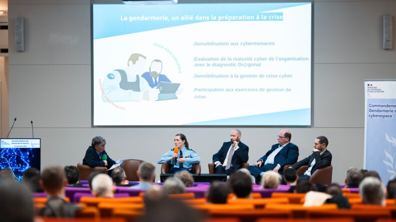 Agrandir l'image Table ronde sur la gestion de crise aux Assises de la réserve cyber, le 1er décembre à la Direction générale de la gendarmerie nationale.