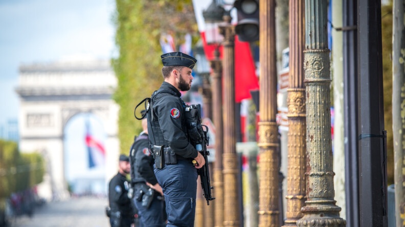 Sécurisation des axes par des gendarmes mobiles.