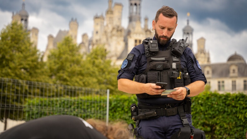 Agrandir l'image Un gendarme vérifie l'identité devant le château de Chambord.
