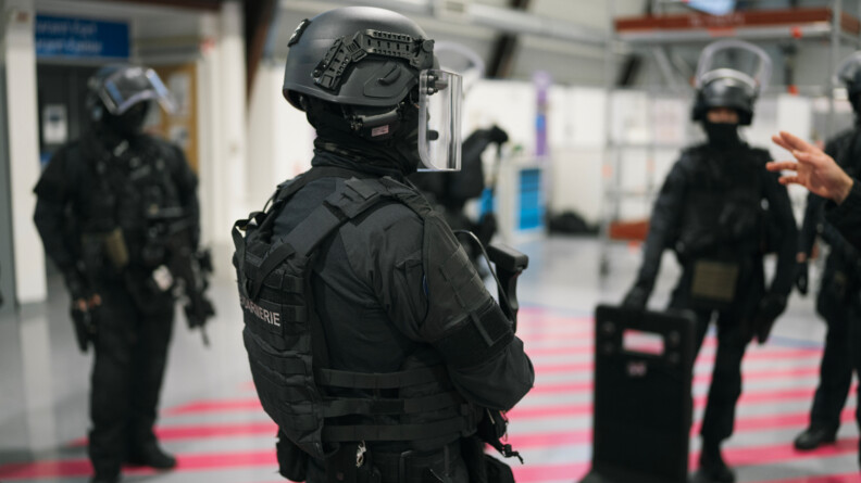 Photo en couleur d'un gendarme entrain d'échanger avec son chef lors du point de fin d'exercice.