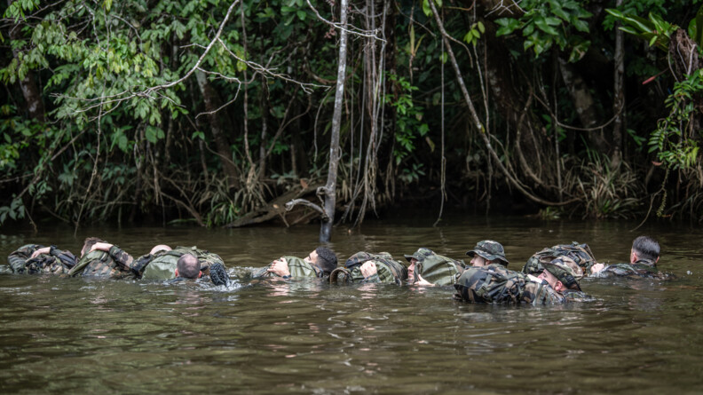 Militaires s'exerçant à la dérive dans le fleuve.