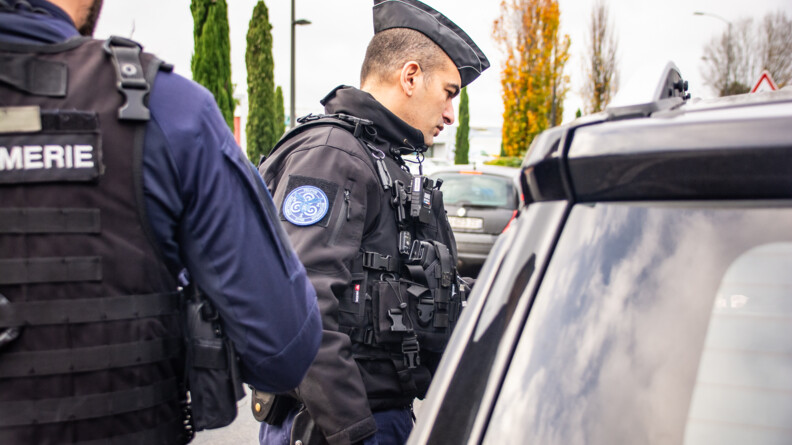 Contrôle d'un véhicule par deux gendarmes d'un PSIG.