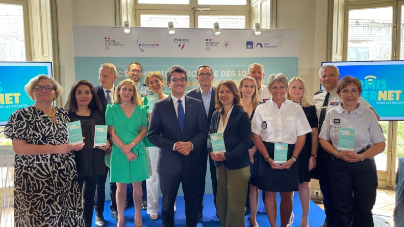 Photo de groupe lors de la remise des trophées de l'engagement pour le dixième anniversaire du Permis Internet.