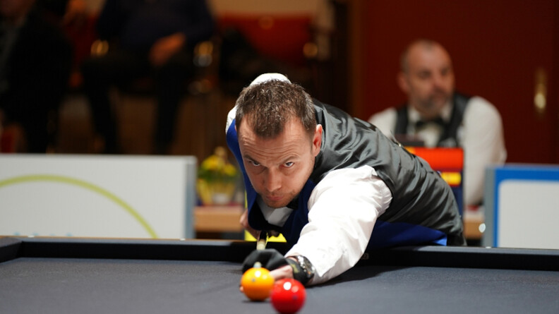 Agrandir l'image Le maréchal des logis-chef Mickaël Devogelaere s'apprête à tirer aux championnats du monde par équipes de billard français, à Viersen, en Allemagne.
