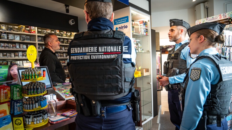 Gendarmes de la BTM des Monts d'Arr&eacute;e au contact d'un commer&ccedil;ant.