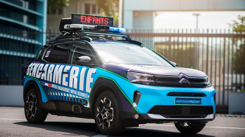 Agrandir l'image Vu de trois quart avant droite, un véhicule de la caravane gendarmerie du Tour de France