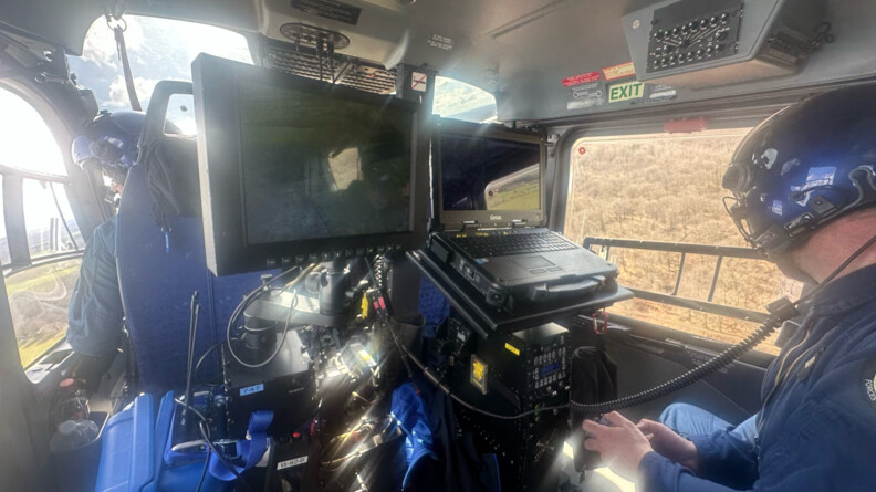 Equipage de la Section a&eacute;rienne de gendarmerie de V&eacute;lizy-Villacoublay &agrave; l'int&eacute;rieur de l'h&eacute;licopt&egrave;re