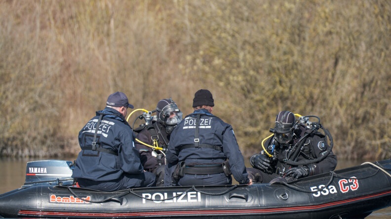 Agrandir l'image Sur le bateau de la Polizei allemande, au milieu du plan d'eau, les gendarmes se préparent à la mise à l'eau.