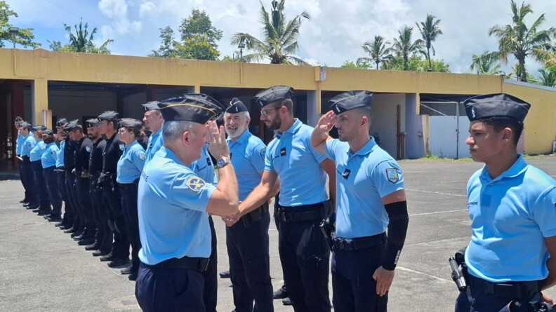 De jour, en ext&eacute;rieur et sous le soleil, le DGGN salue des gendarmes en ligne.
