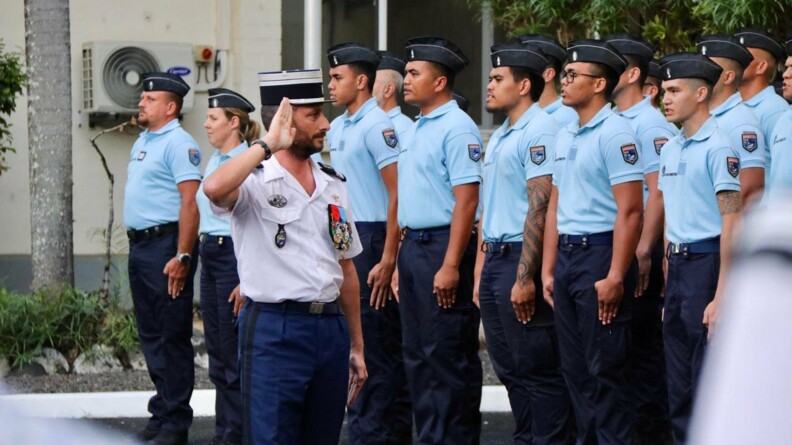 Le colonel Gr&eacute;goire Demezon lors de sa c&eacute;r&eacute;monie d'installation devant des gendarmes align&eacute;s