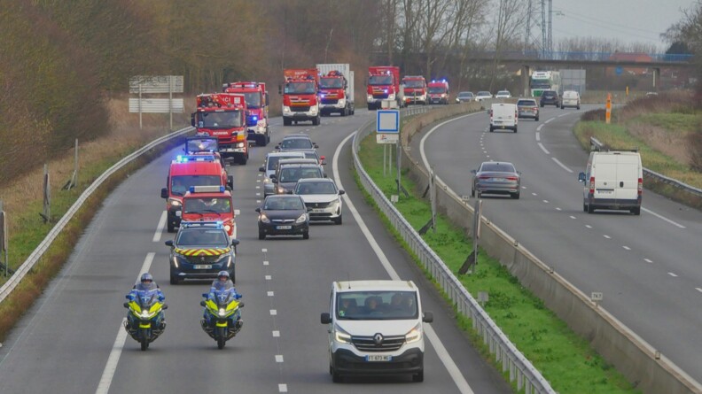 Escorte par des gendames des renforts de pompiers slovaque venus aider les pompirs fran&ccedil;ais.