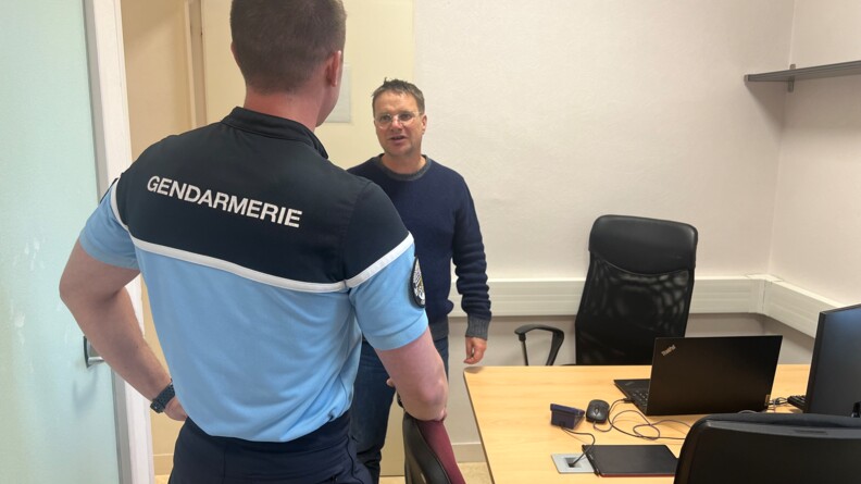 ISG &eacute;changeant avec un gendarme.