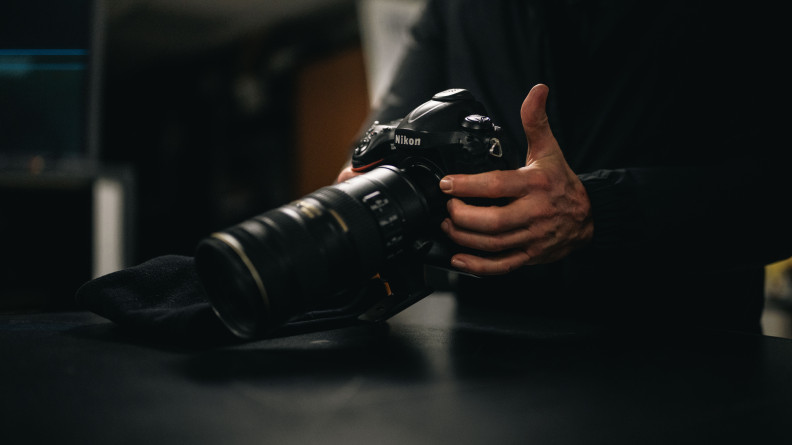 Agrandir l'image Équipier se servant d'un appareil photo.