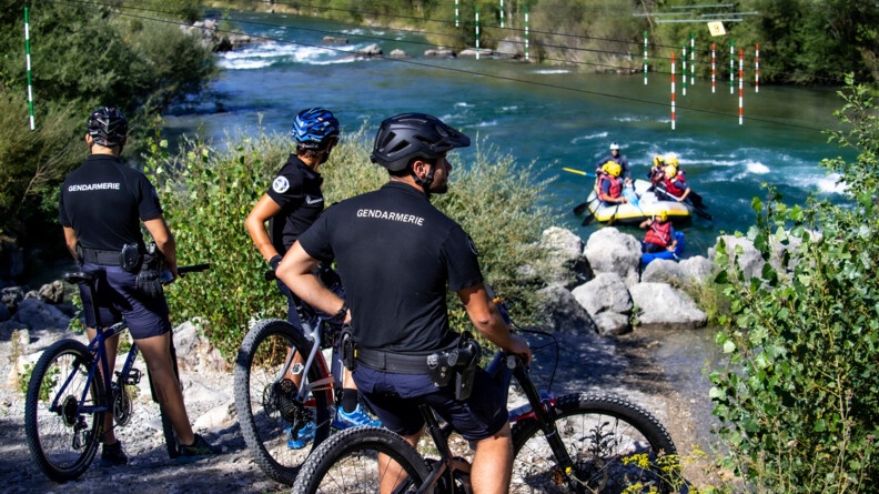 Surveillance des activités de rafting par les gendarmes du PSIG.