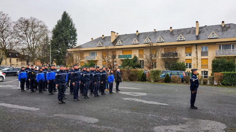 Des gendarmes au garde &agrave; vous