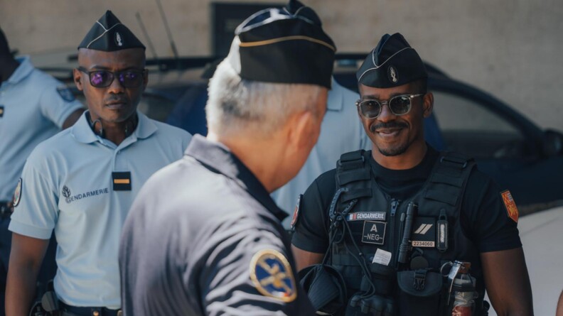 Le DGGN &eacute;change avec des gendarmes.
