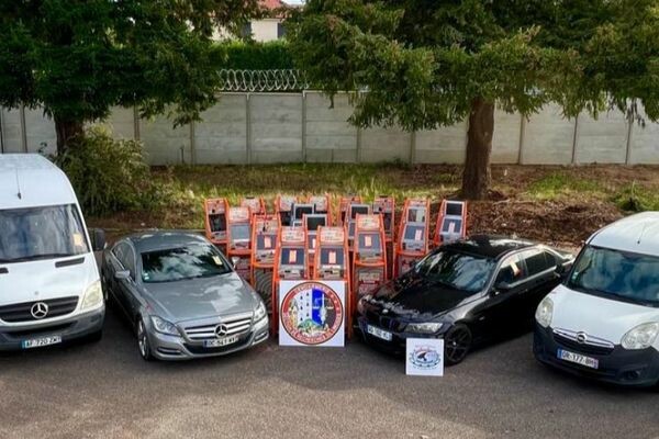 Au centre de l'image, 17 machines à sous sous scellé disposées en triangle inversé. Devant elles, la rondache de la section de recherches de Limoges. A gauche, une berline mercedes blanches et une camionnette mercedes blanche. A droite, une berline noire et un petit utilitaire opel blanc. En arrière-plan une bande terre herbeuse et deux arbres devant un muret gris