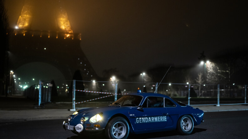 Agrandir l'image Alpine de la gendarmerie dans Paris la nuit