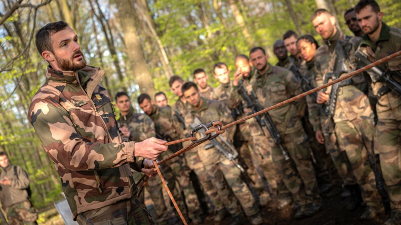 Le capitaine Lecomte, un des cadres du P3, montre la technique du passabloc aux élèves-officiers, samedi matin durant l'avant dernier jour de stage commando