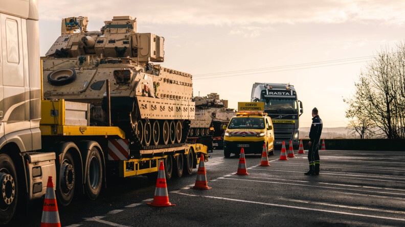 Le convoi vu de côté avec un gendarme qui regarde le reste du convoi arriver.