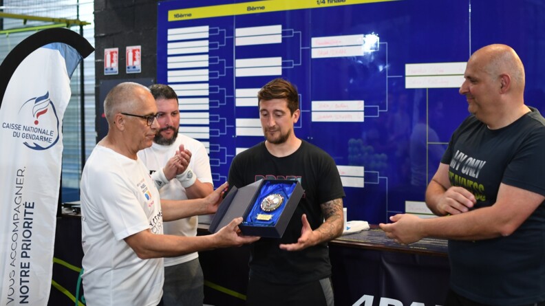 Agrandir l'image Un membre de l'équipe de Metz reçoit le trophée après avoir remporté le challenge
