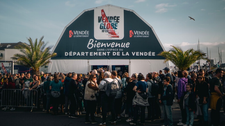 Public attendant de pouvoir rentrer dans le village du Vend&eacute;e Globe.