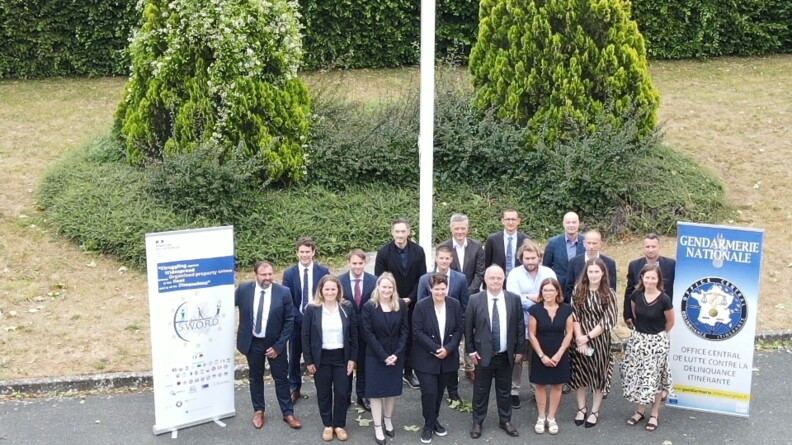 Photo de groupe avec de part et d'autre les kakemonos du fonds SWORD et de l'OCLDI.