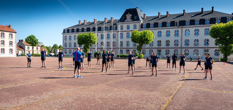 Respect des distanciations lors d&rsquo;une s&eacute;ance de sport &agrave; l&rsquo;&eacute;cole des officiers de la gendarmerie nationale, &agrave; Melun.