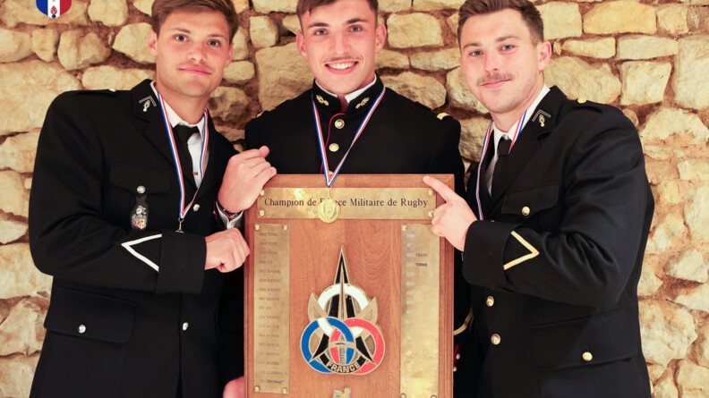 Agrandir l'image Trois gendarmes en vareuse arborant leur médaille d'or et le trophée du championnat de France militaire de rugby