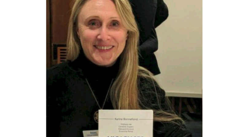 Photo de Karine Bonnefond, auteur du livre "Violences conjugales. Au coeur de l'audition judiciaire...", qu'elle tient devant elle, en regardant l'objectif en souriant. Elle porte ses cheveux longs l&acirc;ch&eacute;s, et un pull noir.