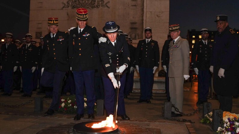 Ravivage de la Flamme par l'une des officiers de la promotion