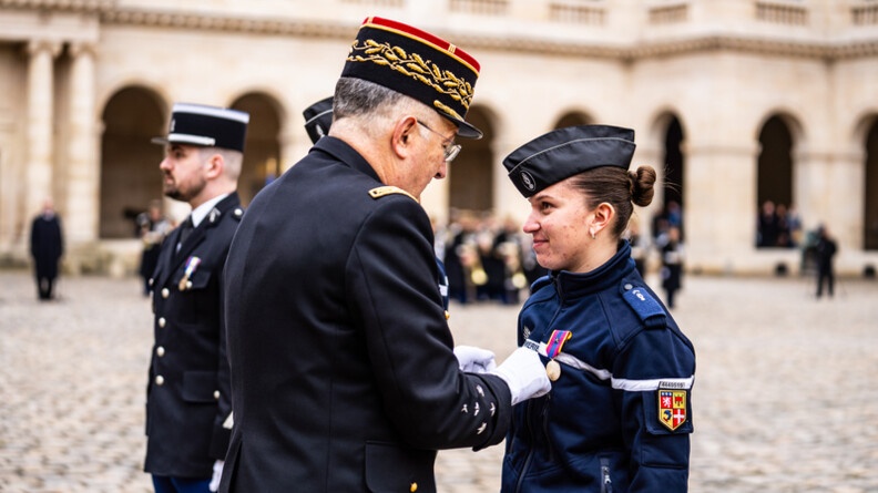 Le DGGN remet une m&eacute;daille &agrave; une gendarme adjoint volontaire dans le cour des Invalides