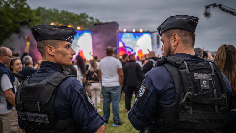 Agrandir l'image Deux gendarmes du Peloton de surveillance et d'intervention de trois-quarts dos surveillent le concert de David Guetta.