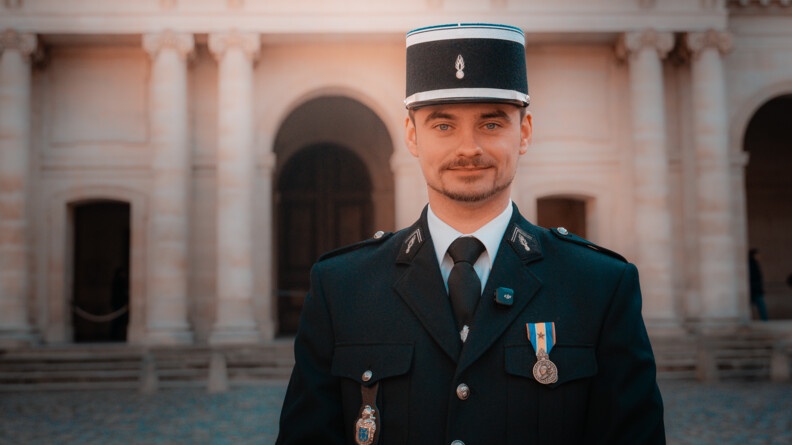 Portrait en buste d'un gendarme en vareuse dans la cour des Invalides