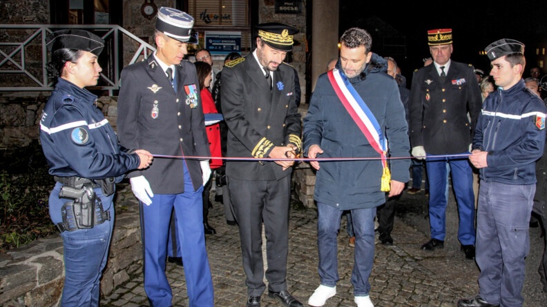 Le prefet au centre entour&eacute; du marie de la commune &agrave; droite et du commandant de groupement &agrave; gauche, coupe le rubans.