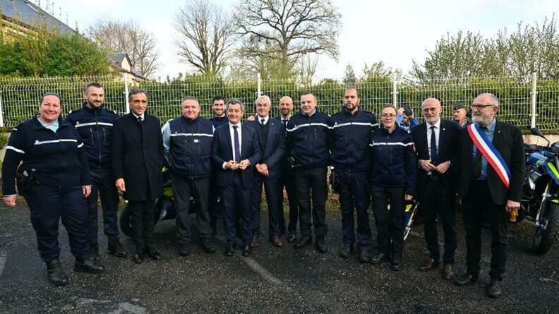 Photo de groupe des gendarmes de la brigade de Pont-de-Salars et du ministre de l'Intérieur.