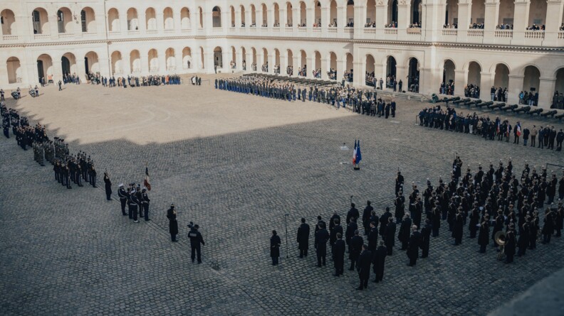 vue du haut de la cour pavé des invalides où plusieurs troupes sont autour