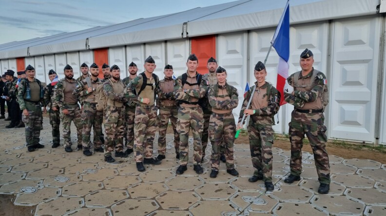 Agrandir l'image Les gendarmes réunis devant les baraquements avant le départ de la marche.