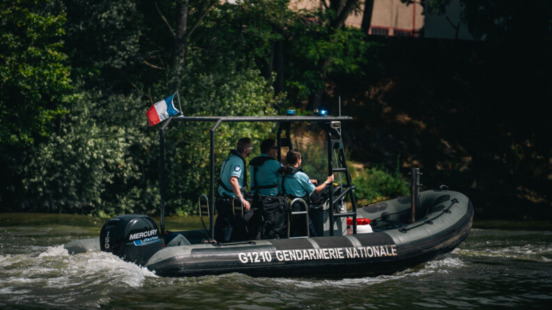Patrouille de la brigade fluviale sur la Seine lors des Jeux Olympiques de Paris
