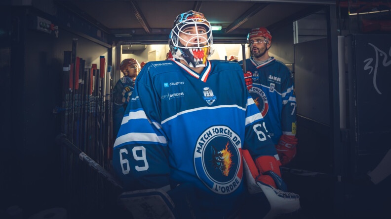 Un hockeyeur de l'équipe de grenoble portant le maillot des forces de l'ordre
