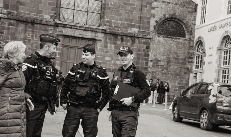 Agrandir l'image Photo prise lors d'une maraude. 2 gendarmes et un policier entrain de discuter avec une personne agée. Ils sourient.