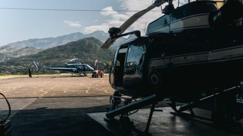 Hélicoptères de la SAG stationnés devant et dans le hangar de l'unité.