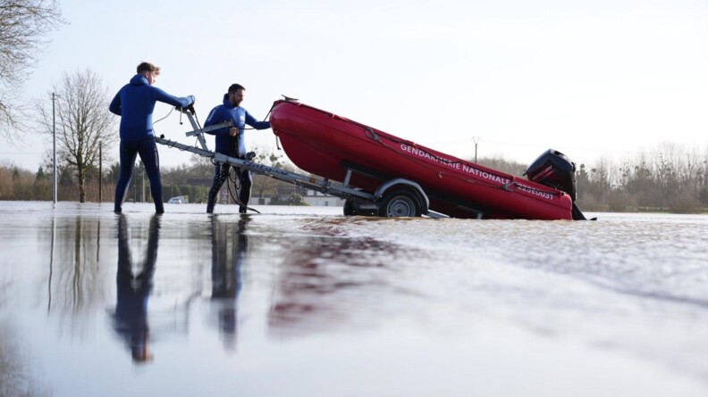 Plongeurs de la gendarmerie mettant &agrave; l'eau une embarcation.