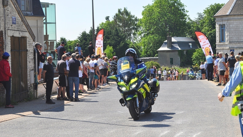 Motocycliste de la gendarmerie nationale ouvrant le passage des coureurs cyclistes.
