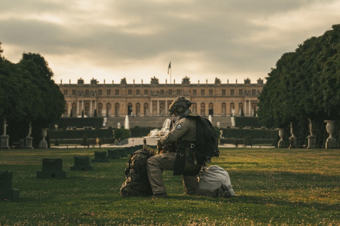 Agrandir l'image Militaire du GIGN dans les jardins du Château de Versailles