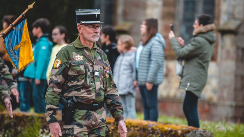 Thierry le Goff au garde-&agrave;-vous lors d'une c&eacute;r&eacute;monie militaire