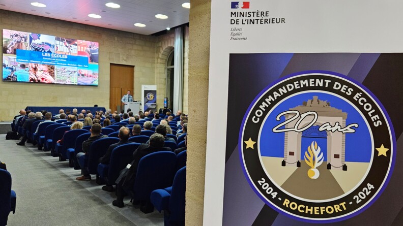 L'image comprend deux photos face à face. Sur celle de gauche, des personnes dans un amphi écoutent un interlocuteur parlant au micro sur l'estrade. Celle de droite représente un écusson portant l'inscription "Commandement des écoles - 2004 - Rochefort - 2024 / 20 ans
