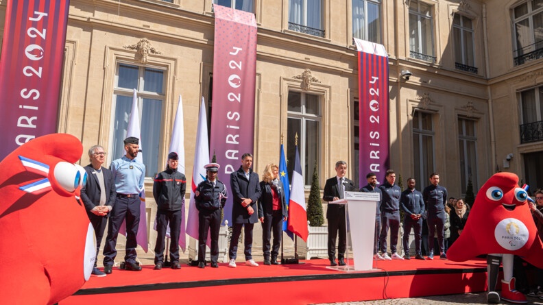 Discours du ministre de l'Int&eacute;rieur et des Outre-mer devant l'h&ocirc;tel de Beauvau et en compagnie des porteurs de drapeaux, de Tony Estanguet et de quelques sportifs.